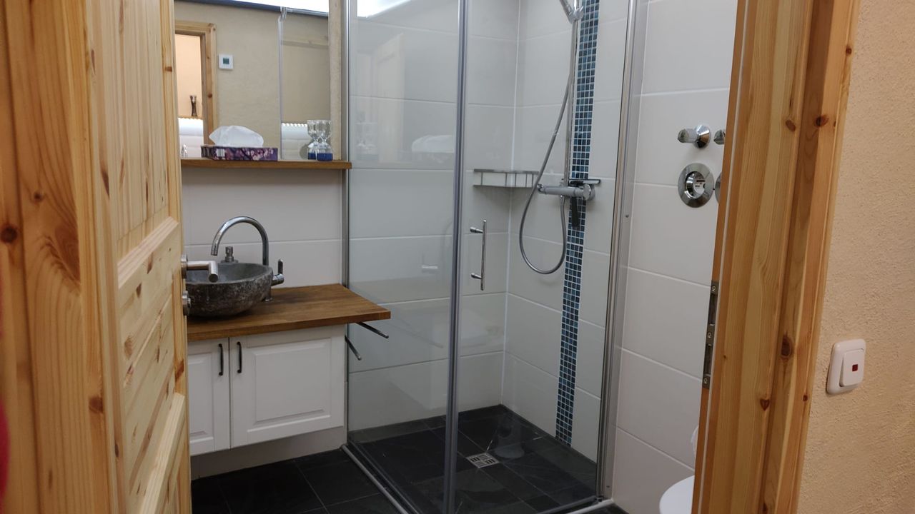 Badezimmer mit Douche-Waschbecken-WC Badezimmer mit Douche-Waschbecken-WC